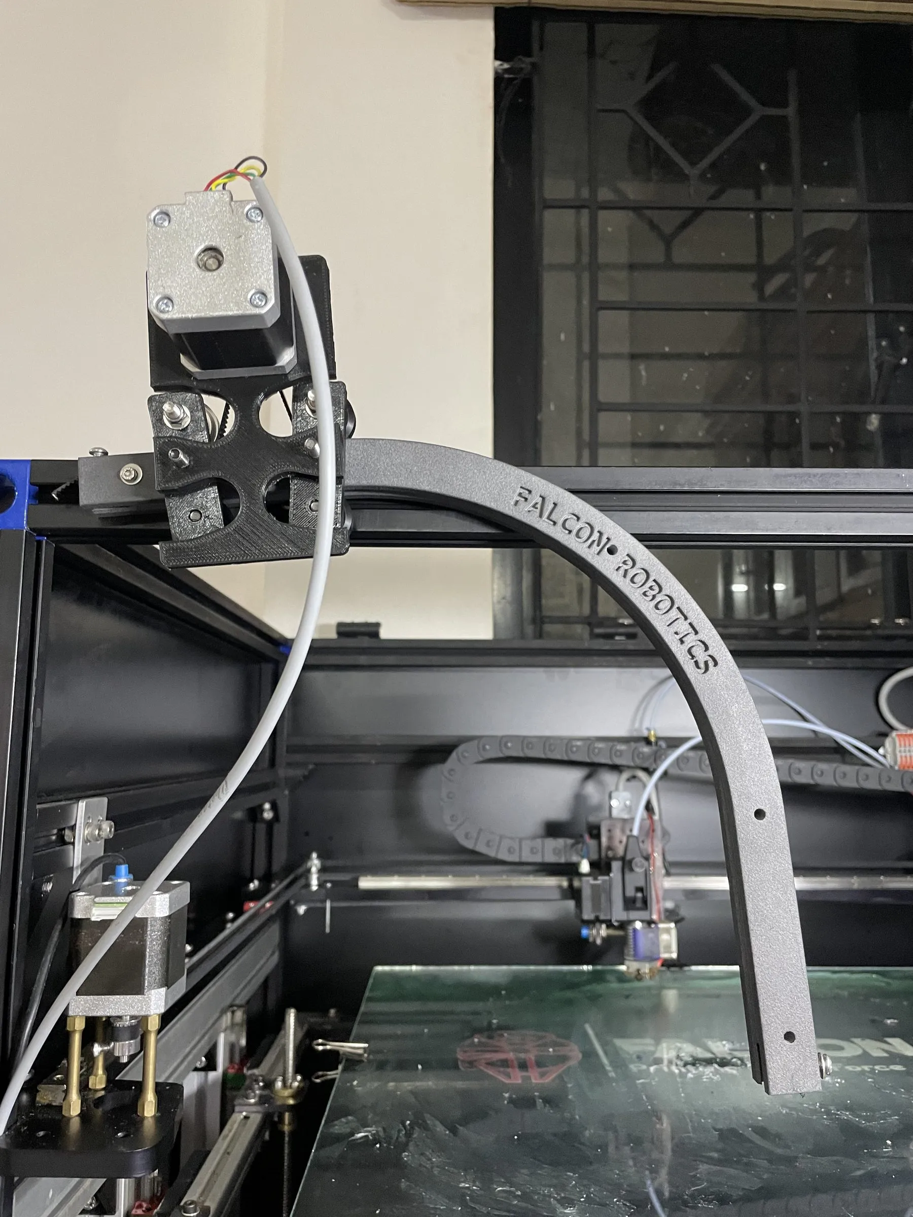 The curved rail with its carriage and stepper motor
