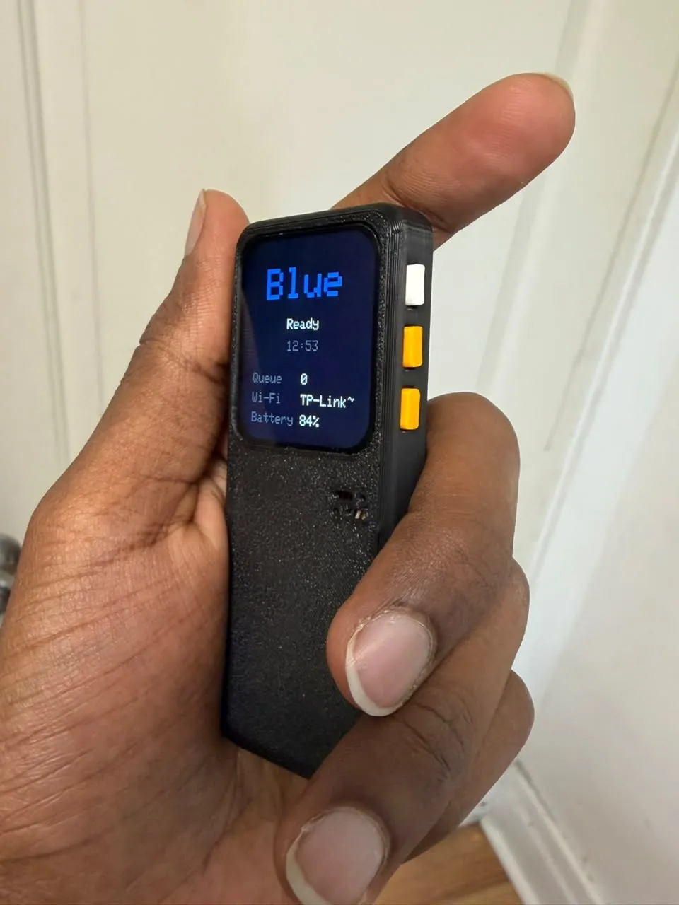 Blue in hand, showing the ready screen with queue, Wi-Fi and battery status