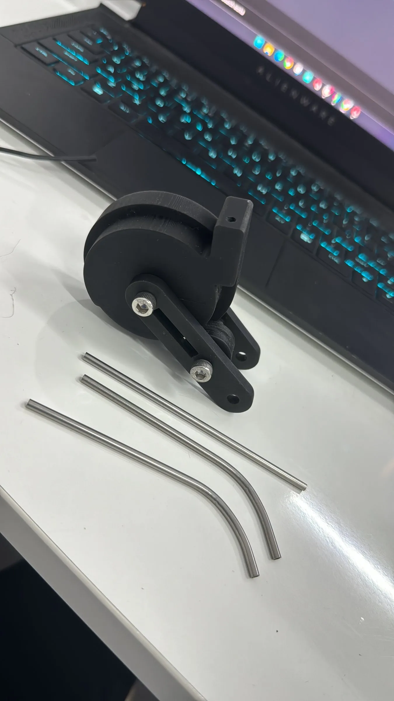 The printed jig with three bent tubes on a desk